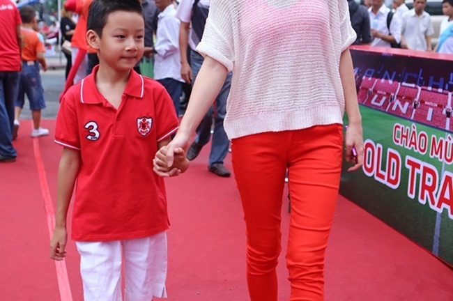 Jennifer Phạm đưa con trai giao lưu danh thủ CLB Manchester